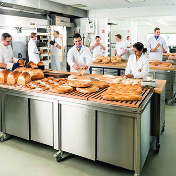 Sternchemie – Kompetenzen: moderne Labore und kurze Wege für interdisziplinären Austausch