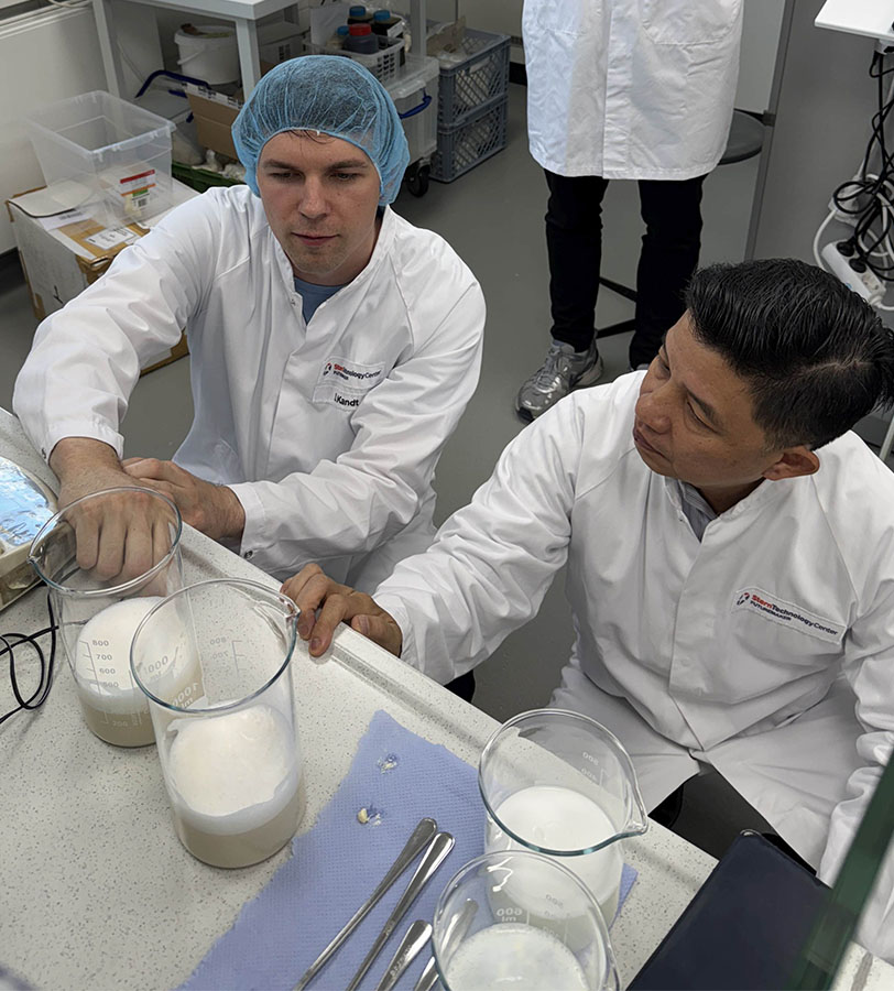 Two Sternchemie technologists analysing lecithin in labatory.
