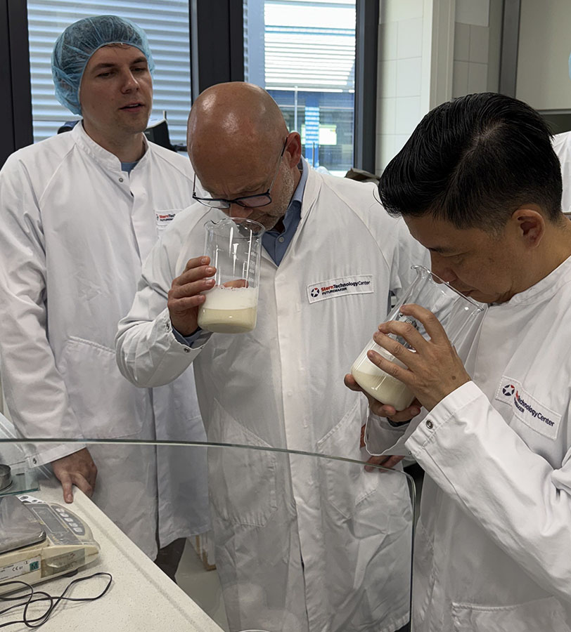Three Sternchemie technologists analysing the odour of lecithin in labatory.